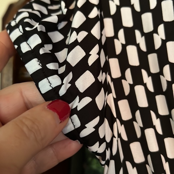 MAURICE’S Black/White Pattern V-Neck/Button Cap Sleeve Top, Medium, GUC. - Picture 5 of 8